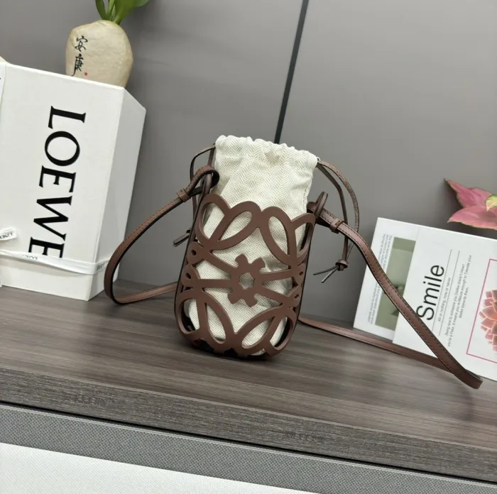 Atelier Signature AAA+ Anagram Pocket calado en piel de ternera y lona 21x12x7cm