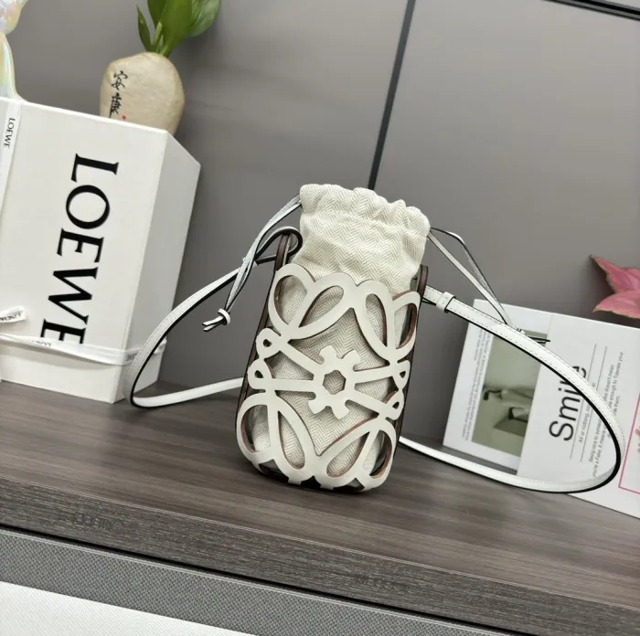 Atelier Signature AAA+ Anagram Pocket calado en piel de ternera y lona 21x12x7cm