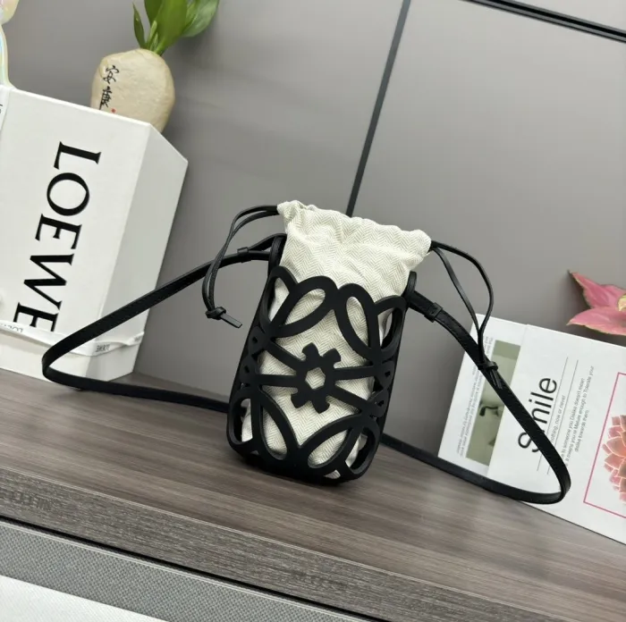 Atelier Signature AAA+ Anagram Pocket calado en piel de ternera y lona 21x12x7cm